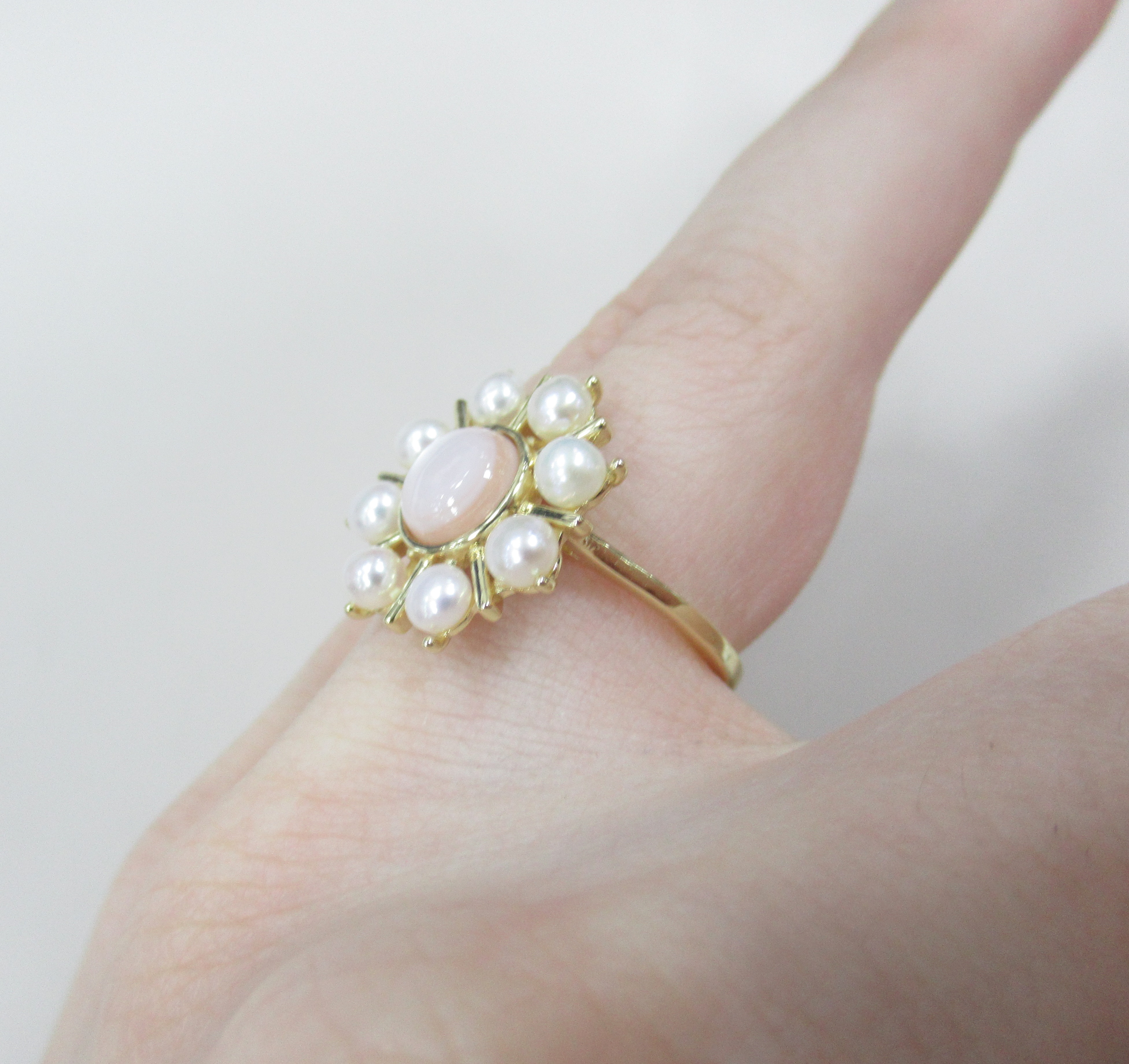 Серебряное кольцо с перламутром и жемчугом.